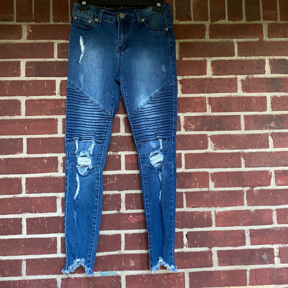 Urban Chic Premium Women Size 5 Distress Ankle Jeans